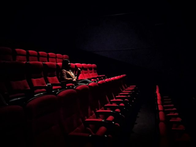 alleen in een bioscoop