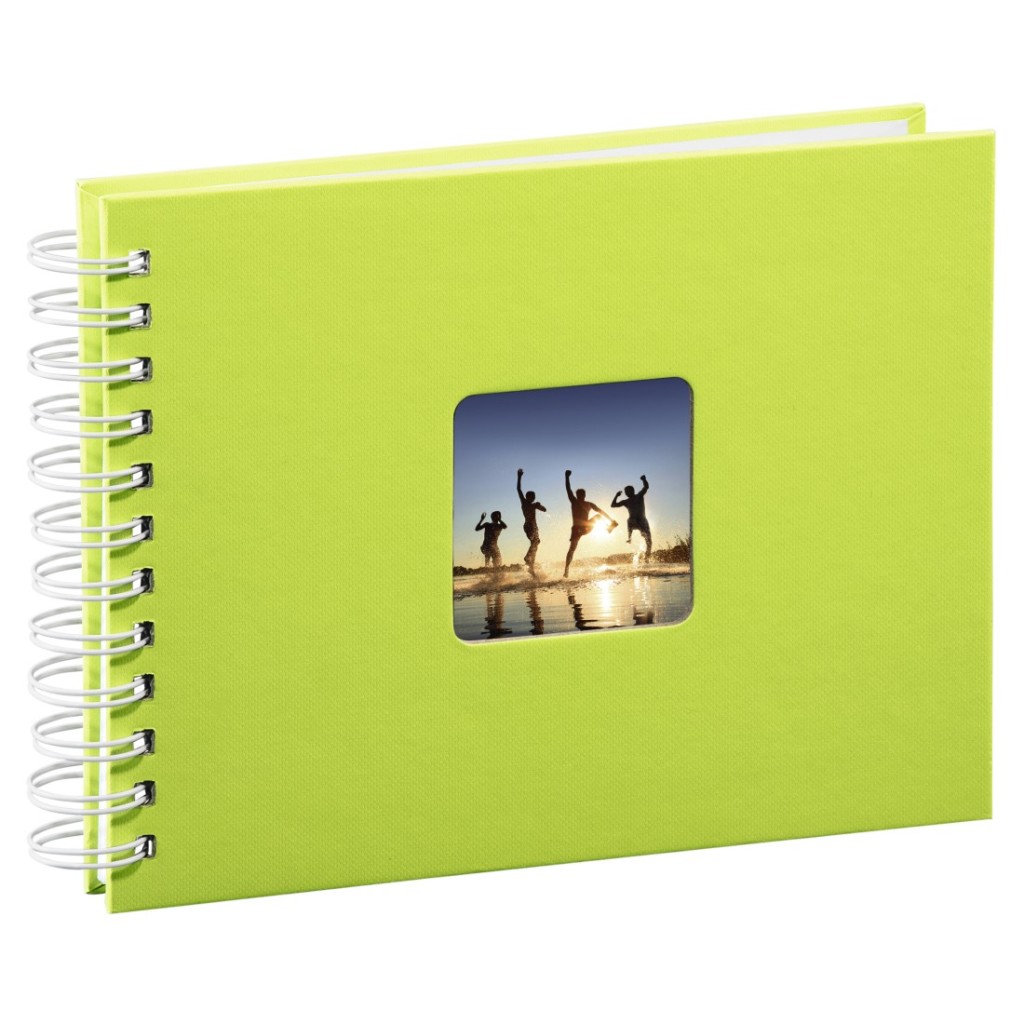 Het Hama Spiraalalbum Fine Art 24 x 17 cm in kiwi heeft een spiraalbinding, een omslagvenster met vier mensen die springen op een strand bij zonsondergang en 50 witte pagina's om je herinneringen te bewaren.
