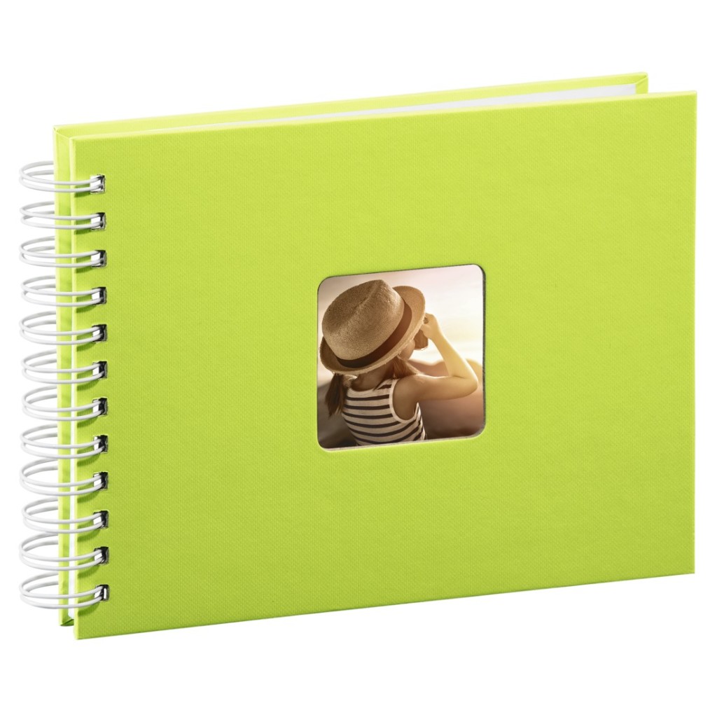 Het Hama-Spiraalalbum Fine Art 24x17 cm in kiwi heeft 50 witte pagina's en een klein vierkant venster op de omslag met een foto van iemand met een hoed die naar de zonsondergang kijkt.