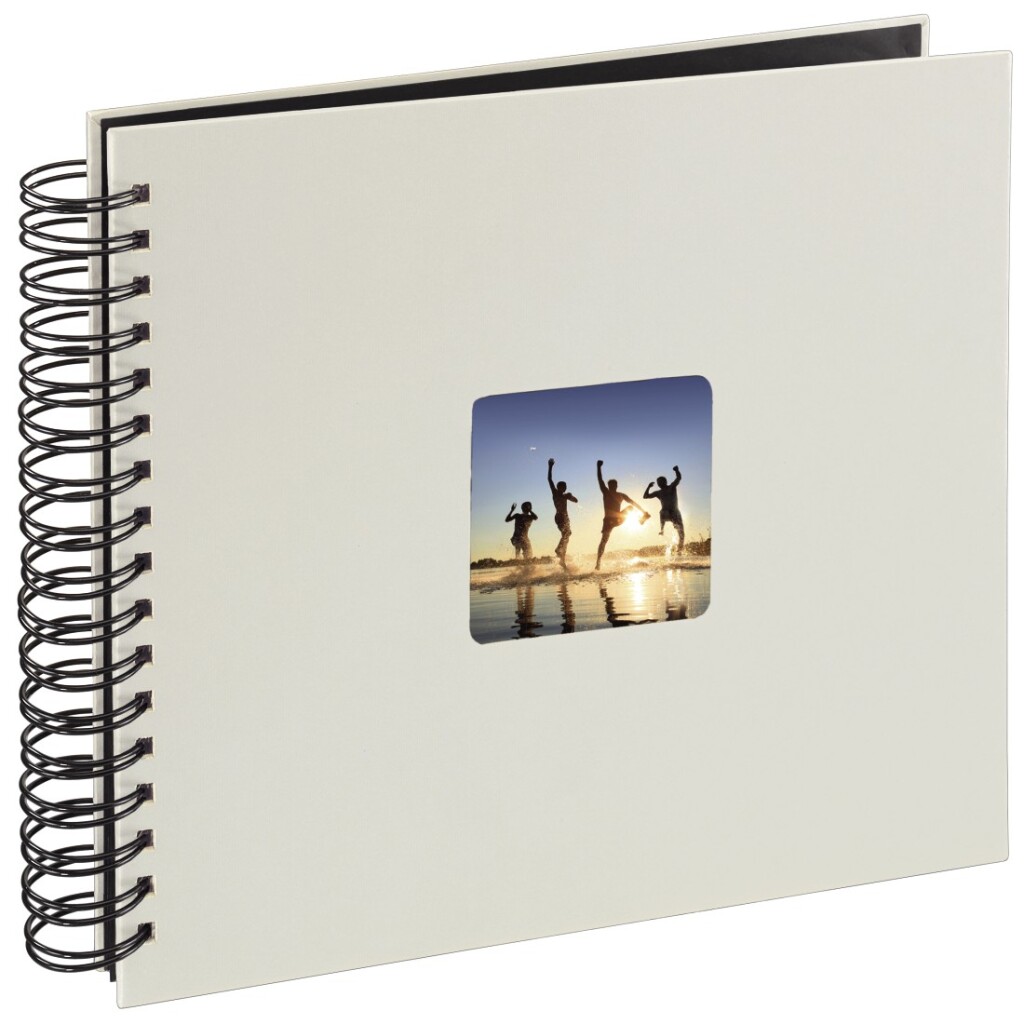 Het Hama-Spiraalalbum-Fine-Art-28-X-24-Cm-50-Zwarte-Paginaaposs-Krijt-2 is een spiraalgebonden album met 50 zwarte pagina's en een vierkant omslagvenster met een foto van vier mensen die springen op een strand bij zonsondergang.