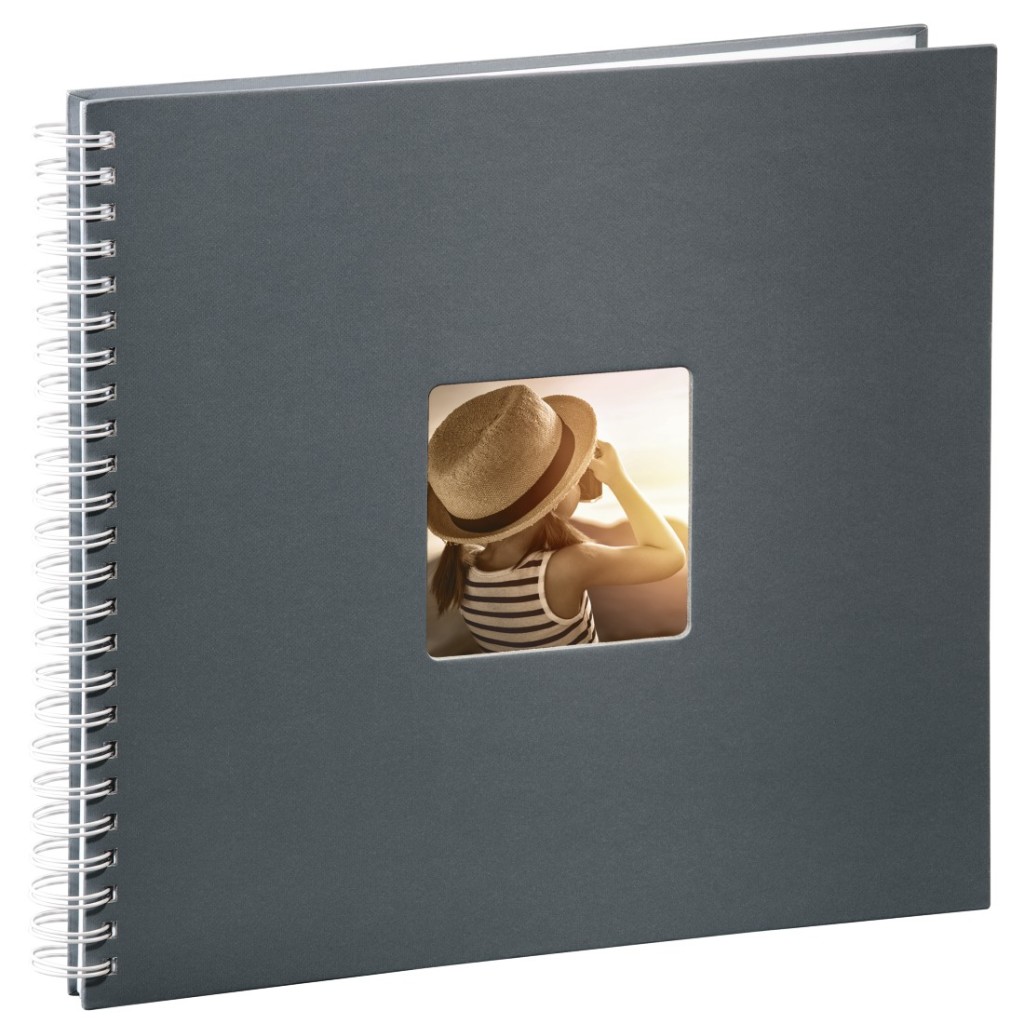 Het Hama-Spiraalalbum-Fine-Art-36-X-32-Cm-50-Witte-Paginas-Grijs heeft een spiraalbinding, 50 witte pagina's en een vierkant omslagvenster met een afbeelding van een persoon met een hoed die in de verte staart.