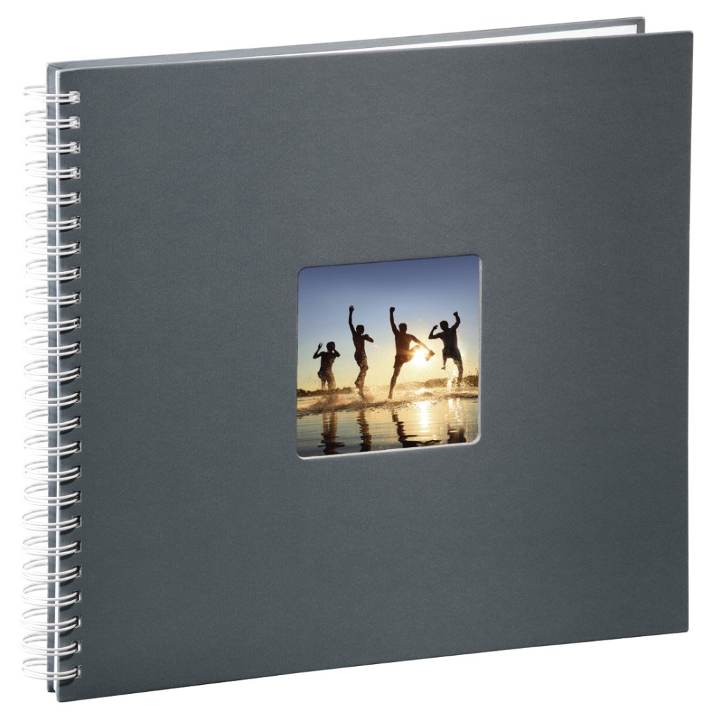 Het Hama-Spiraalalbum-Fine-Art-36-X-32-Cm-50-Witte-Paginas-Grijs-2 heeft een klein voorpaneel met een foto van vier mensen die springen op een strand bij zonsondergang.