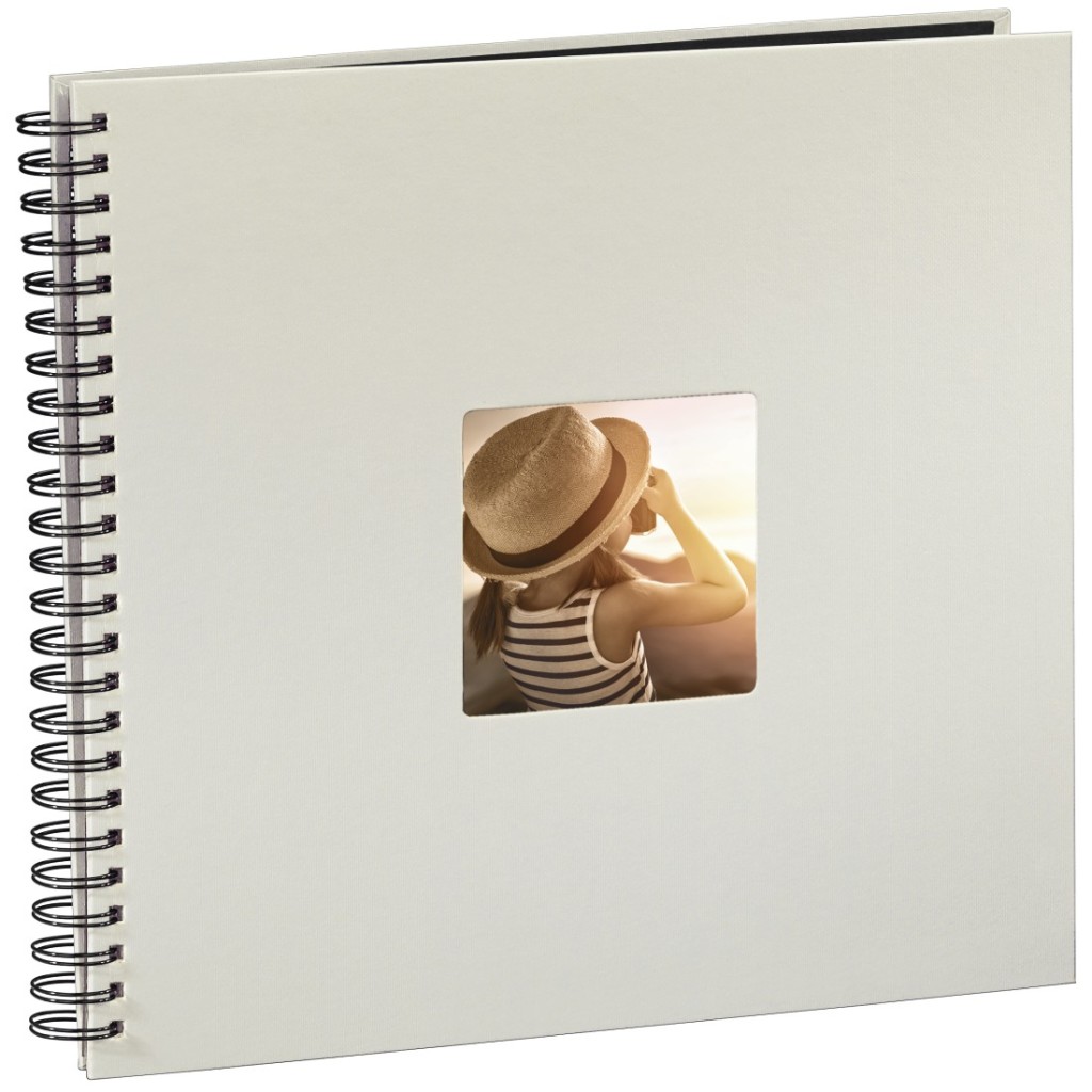 Het Hama-Spiraalalbum-Fine-Art-36-X-32-Cm-50-Zwarte-Paginas-Krijt-1 is een vierkant, spiraalgebonden fotoalbum met een effen crĆØmekleurige kaft, een klein venster met een meisje bij zonsondergang en 50 zwarte pagina's voor je dierbaarste herinneringen.