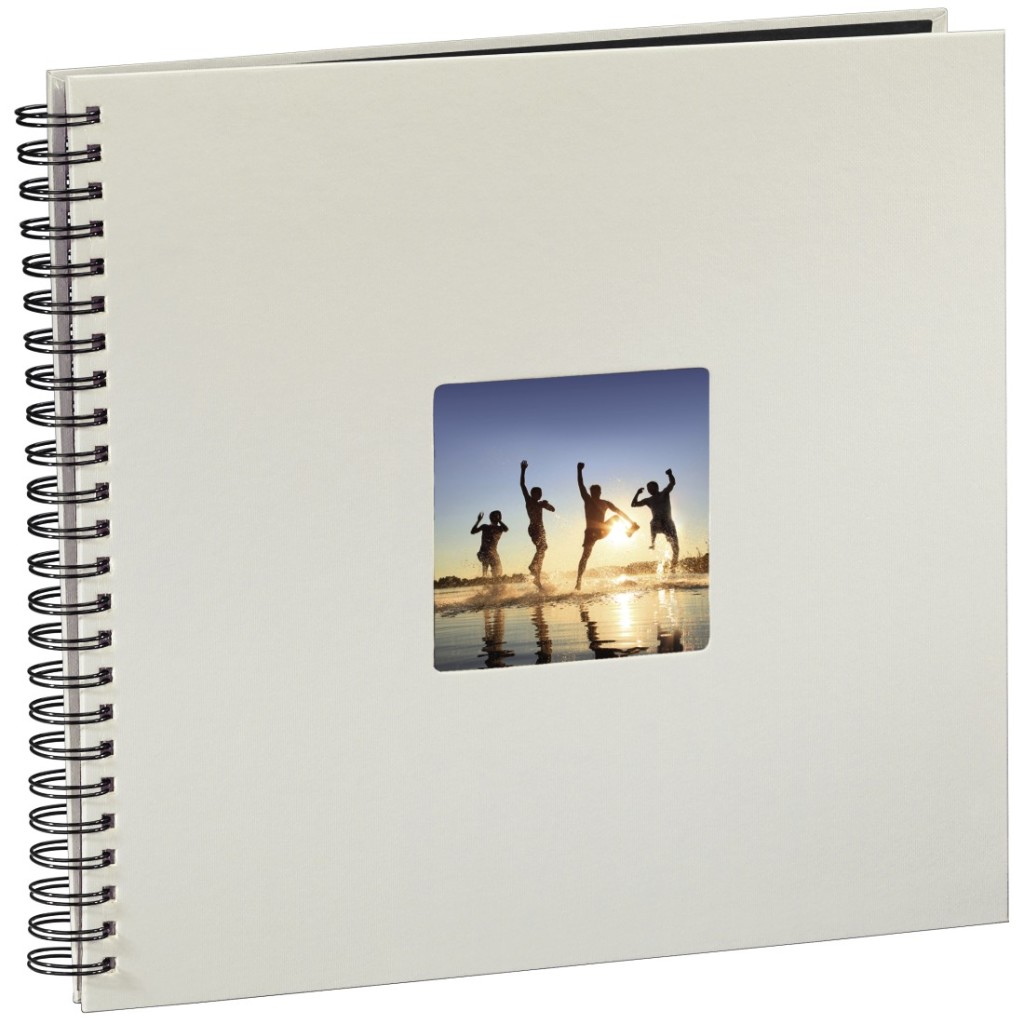 Het Hama-Spiraalalbum-Fine-Art-36-X-32-Cm-50-Zwarte-Paginas-Krijt-2 heeft een stijlvol krijtontwerp, 50 zwarte pagina's en een vierkante omslagfoto van vier mensen die springen op een strand bij zonsondergang - perfect om je herinneringen te laten zien.