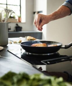 Alternative view of Fissler Essential Koekenpan 24 cm Zwart