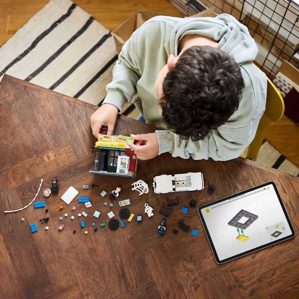 Lego Super Heroes 76311 Marvel Spider-Verse Miles Morales vs De Spot - Image 3