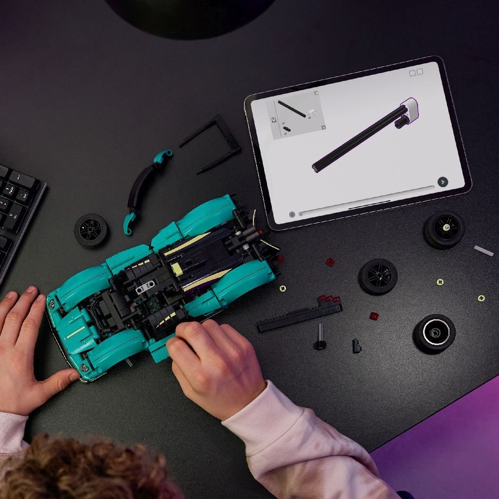 Lego Technic 42208 Aston Martin Valkyrie - Image 4