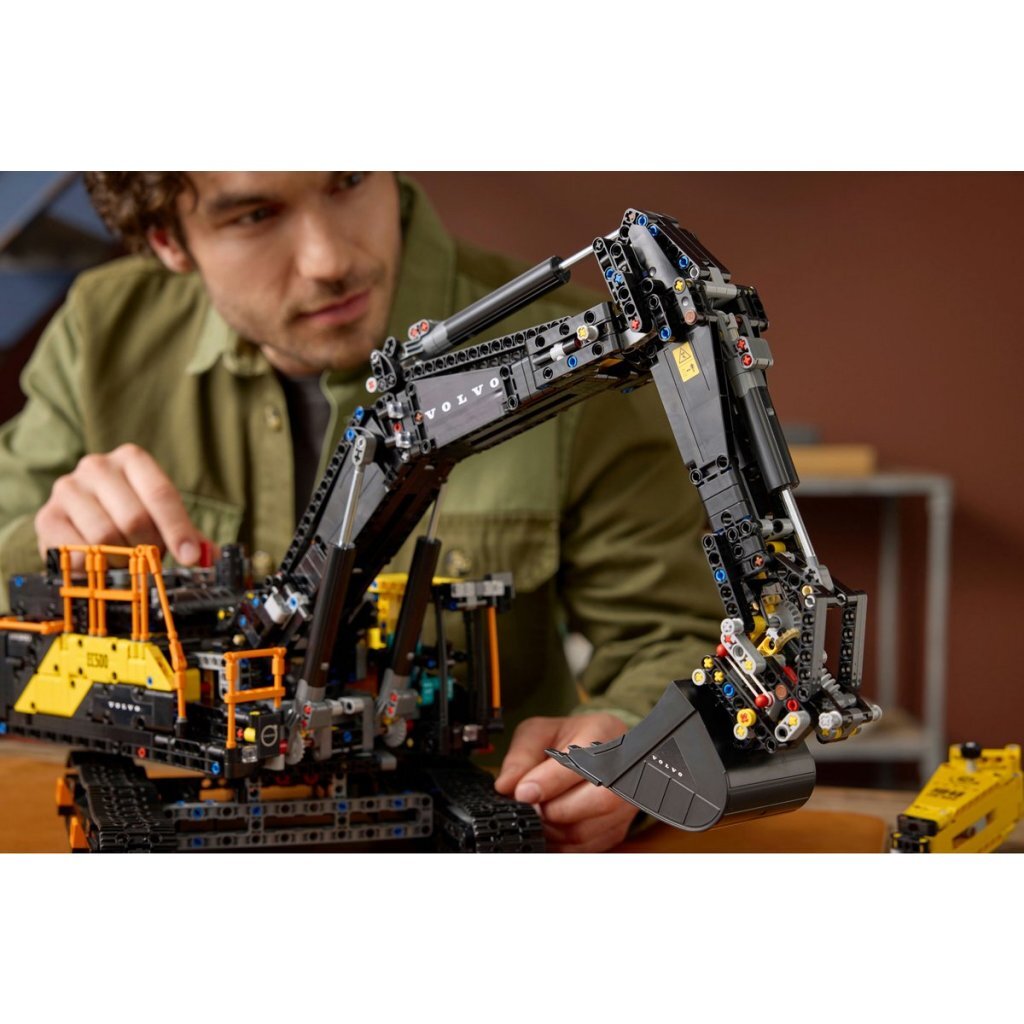 Lego Technic 42215 Volvo EC500 Hybrid Graafmachine - Image 4